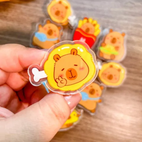 Prendedor Acrílico Capivara Multiuso