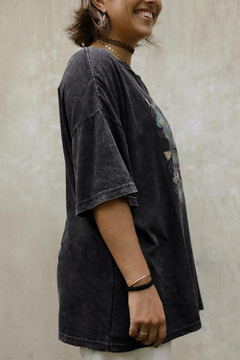 Remerón México oscuro con estampado, modelo femenino sonriendo de perfil.