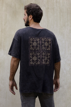 Remerón Mosaico de color oscuro con estampado en la parte posterior, presentado en un modelo masculino.