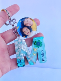 Chaveiro de Resina Personalizado de letra com terço - comprar online