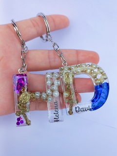 Chaveiro de Resina Personalizado de letra com terço na internet