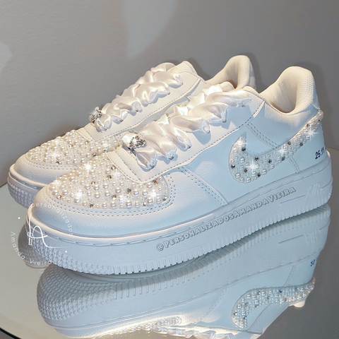 Tênis com pérolas e strass