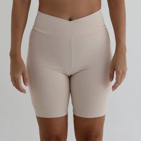 Short Biker Creme na internet