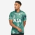 Homem usando a camisa verde do Tottenham III 2024/25 da Nike, com detalhes gráficos e logo do time.