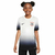 Criança sorridente vestindo o conjunto infantil Corinthians Away 2024/25 na cor branca com detalhes em preto.