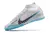 Chuteira Society Nike Mercurial Superfly Air Zoom 9 TF vista lateral
Detalhe da sola TF da Nike Superfly Air Zoom 9 para gramado sintético
Cabedal sintético da chuteira Nike Superfly Air Zoom 9
Chuteira Nike Superfly Air Zoom 9 com tecnologia Air Zoom
Dyn