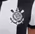 Detalhe do logo do Sport Club Corinthians Paulista em uma camisa, com as cores preto e branco.