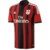 Camisa retrô do AC Milan 2014/15, com listras vermelhas e pretas, logotipo da equipe e patrocínio da Fly Emirates. camisa-ac-milan-2013-14-retro