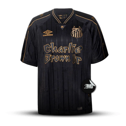 Camisa preta masculina do Santos com detalhes dourados e a inscrição "Charlie Brown Jr."