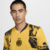 Homem usando a camisa dourada do Inter de Milão III 2024/25, destacando detalhes gráficos e o logotipo do time.