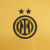 Logotipo da Inter de Milão em camisa dourada, com duas estrelas acima do emblema.