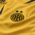 Detalhe da camisa feminina Inter de Milão III 2024/25 Nike na cor dourada, destacando o logo do time.
