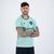 Homem posando com a camisa Paysandu Lobo III 2024/25 masculina na cor verde, com detalhes em preto e logo do clube.