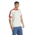 Homem usando uma camisa comemorativa do Flamengo, branca com detalhes vermelhos e logo da Adidas.