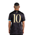 Camisa GOAT edição especial 2023/24, modelo masculino, com design preto e detalhes em dourado e azul.
camisa-la-pulga-lionel-messi-10-preta-comma-football-2023-2024