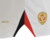 Detalhe da camisa masculina São Paulo I 2025/26, mostrando a parte inferior com o logo da marca e as cores do time.