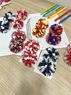 PAR DE POM POM DE FITA - ESCOLAR - Menina Travessa Laços