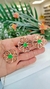 COLAR FLOR 3D VAZADO COM PONTO DE COR (GARD0994) - MARIA JÕAO SEMIJÓIAS | ATACADO | SEMIJÓIAS BANHADAS A OURO 18K | 1 ANO DE GARANTIA.