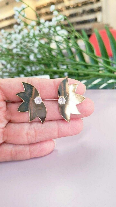 BRINCO FLOR DE LOTUS ESPELHADO COM PONTO DE LUZ BANHADO A OURO (BRO3300)
