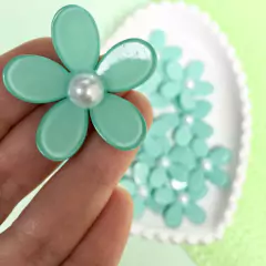 APLIQUE FLOR EM ACRILICO VERDE COM PÉROLA - UNIDADE