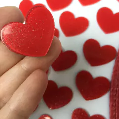 APLIQUE CORAÇÃO ACRÍLICO COM GLITTER VERMELHO - 2 UNIDADES