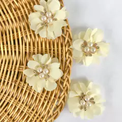 FLOR DELICADA MARFIM COM JÓIA - 1 UNIDADE