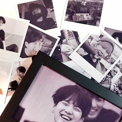 BTS Kit Yoongi Preto e Branco - Porta Retrato + 12 polaroids