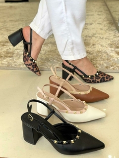 Scarpin Chanel Com Salto Bloco Animal Print na internet