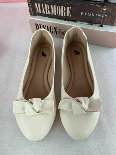 Sapatilha Bico Redonda Off-White com Laço - comprar online