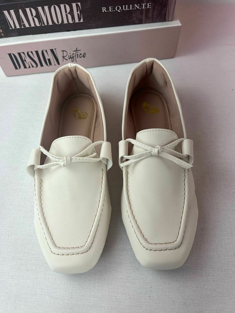 Mocassim Bico Quadrado Pesponto com Laço Fino Off-White - comprar online