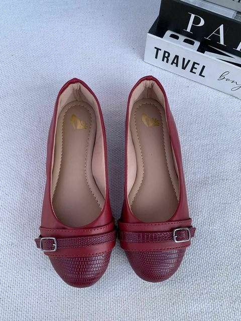 Sapatilhas femininas marsala com bico redondo e detalhe de fivela na parte frontal. Loja de atacado - monte seu pedido em atacado