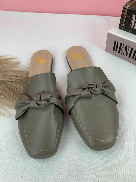 Mule feminino bico quadrado taupe com detalhe de nozinho na parte superior