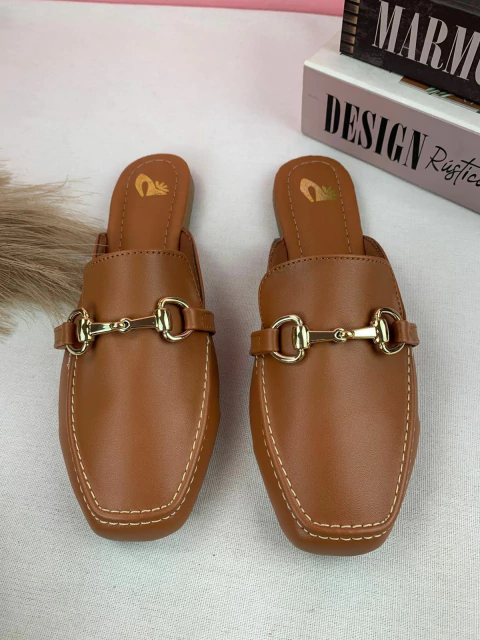 Mule bico quadrado na cor caramelo com fivela em metal.