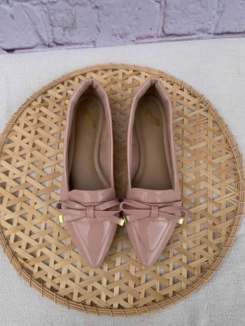 Mocassim bico alongado na cor rosa verniz com laço.