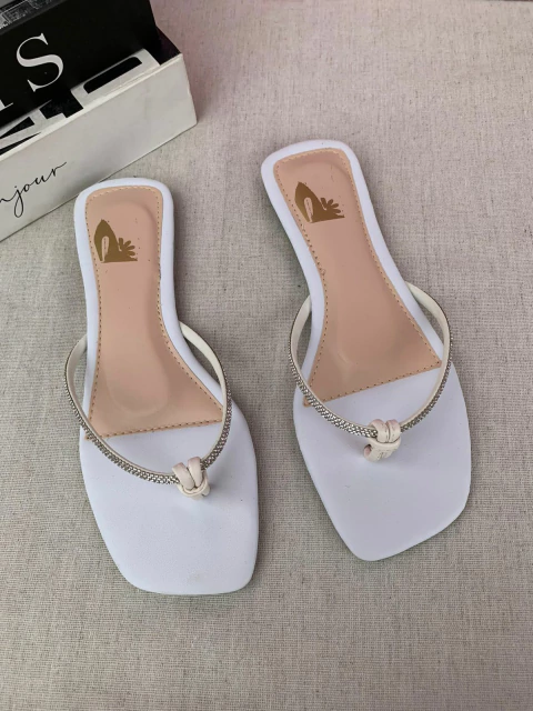 Rasteira 

Rasteirinha feminina, design moderno e solado confortável. combina com diversos looks e ocasiões. Ideal para quem busca um calçado leve, estiloso e versátil para o dia a dia.