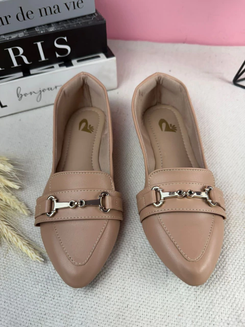 Mocassim feminino Nude com fivela dourada