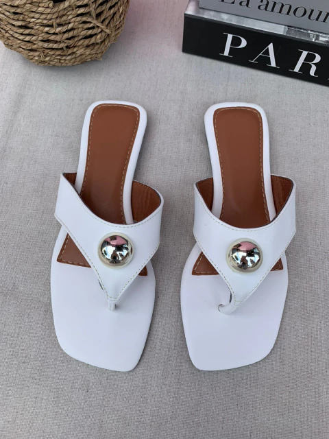 Rasteira de dedo branca com enfeite - comprar online