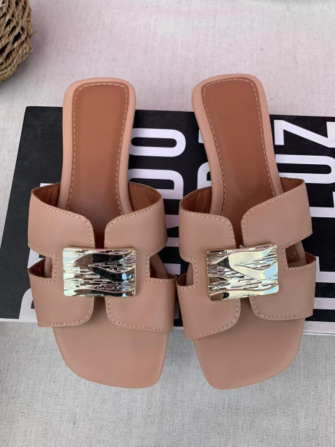 Rasteira nude formato em X com enfeite dourado - comprar online