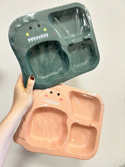 KIT DE PRATO E TALHERES DINO (GARFO, COLHER E HASHI) DE PLASTICO