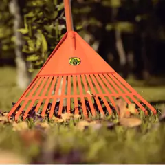 Vassoura Plástica Jardim c/Cabo 18 Dentes Laranja TRAMONTINA na internet