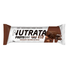Barra de proteína Protobar da Nutrata, sabor chocolate com nibs de cacau, com 19g de proteína.