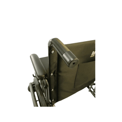 Cadeira de rodas em aço K7 Superforce com capacidade para até 225kg, com assento acolchoado e apoios para os pés ajustáveis.