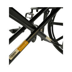 Cadeira de rodas em aço K7 Superforce com capacidade para até 225kg, com assento acolchoado e apoios para os pés ajustáveis.