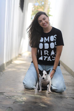 Camiseta preta Somos todos vira-latas! na internet