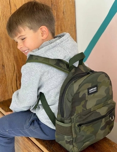 Mochila infantil camuflada na internet