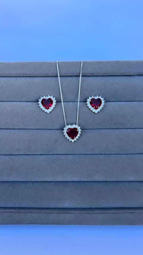 Conjunto coração cravejado vermelho