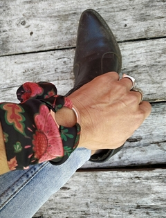 BRAZALETE DE SEDA FLOREADO