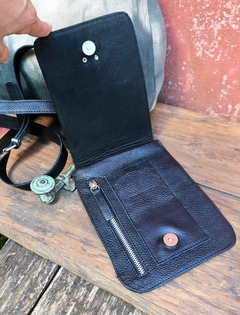 PORTACELULAR IRIS NEGRO CROCCÓ - Misia Accesorios - De Tandil a todo el país