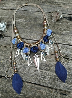 COLLAR FLORES AZULES