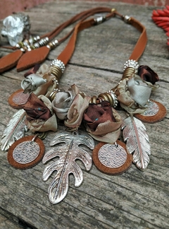 COLLAR FLORES TOSTADAS
